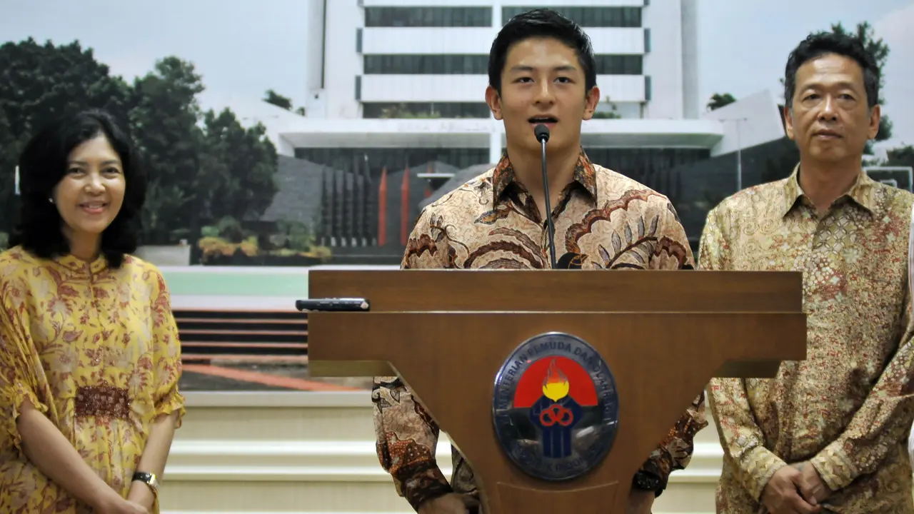 Rio Haryanto didampingi orang tua di Kantor Kemenpora (Liputan6.com)