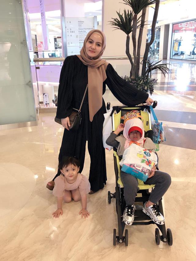 7 Potret Istri Kedua Aziz Gagap, Punya Gaya Modis dan Akrab dengan Istri Pertama