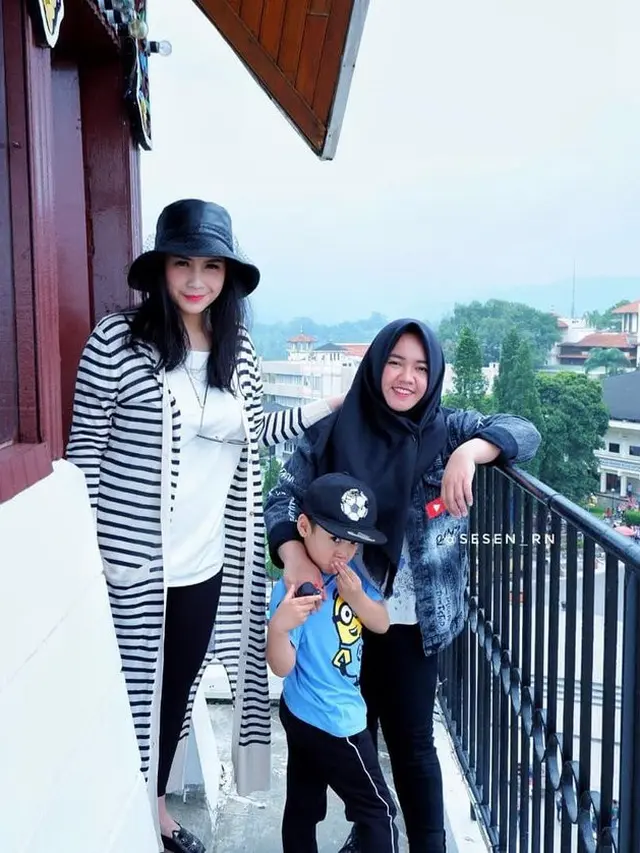 6 Potret Kedekatan Nagita Slavina dan Lala Pengasuh Rafathar, Bak Keluarga