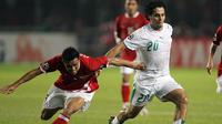 Bek Persija Jakarta, Maman Abdurahman, saat bermain di Piala Asia 2007 bersama Timnas Indonesia. (AFP/Bay Ismoyo)