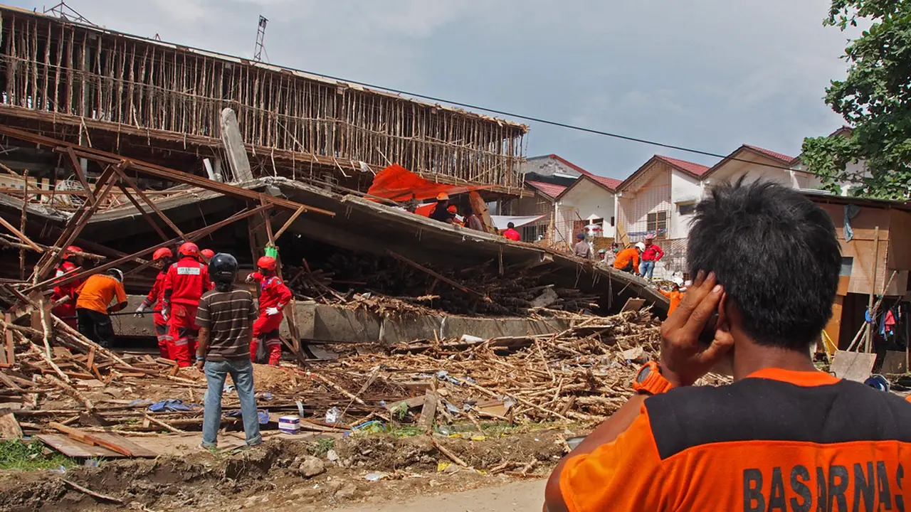 Ruko di Samarinda Roboh, Puluhan Pekerja Tertimbun
