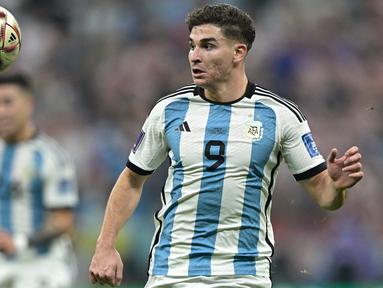 Piala Dunia 2022 yang telah usai dan diikuti oleh para pemain terbaik dari seluruh liga-liga di dunia telah mencatatkan beberapa rekor menarik untuk dicermati. Gelar top skor memang telah menjadi milik striker Prancis Kylian Mbappe yang berlaga di Liga Prancis bersama PSG. Sementara untuk perwakilan para pemain yang berlaga di Liga Inggris, tercatat ada beberapa pemain dengan jumlah gol terbanyak. Berikut daftar empat besarnya. (AFP/Juan Mabromata)