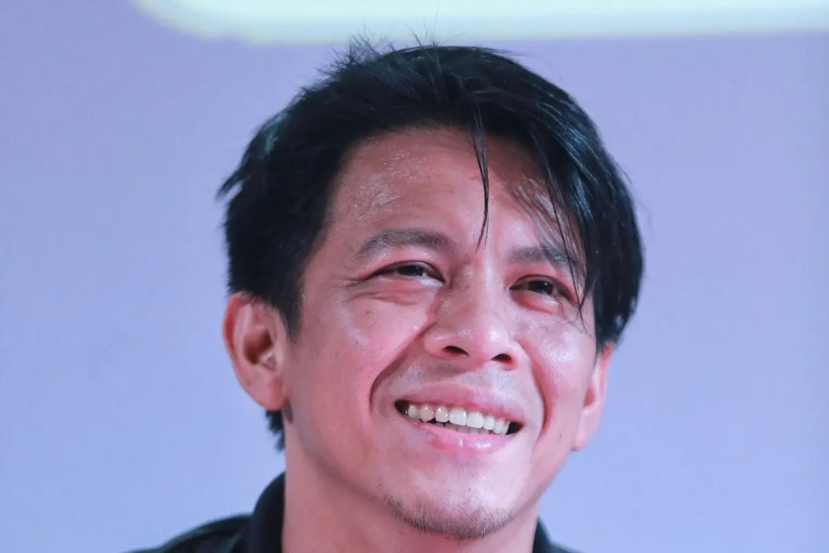 [Bintang] Ariel NOAH dan Dina Lorenza diisukan sedang memadu kasih.