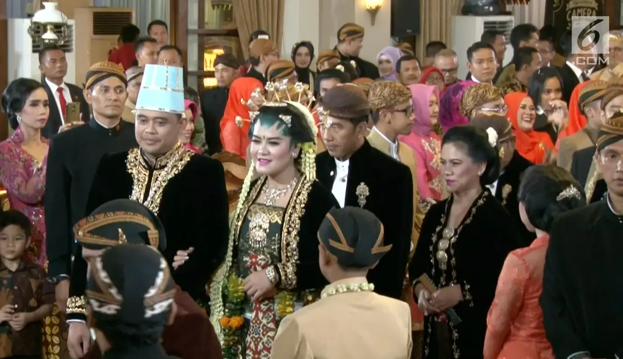 Pasangan pengantin Kahiyang Ayu dan Bobby berjalan menuju pelaminan saat resepsi di Gedung Graha Saba Buana, Solo, Rabu (8/11). (Liputan6.com)