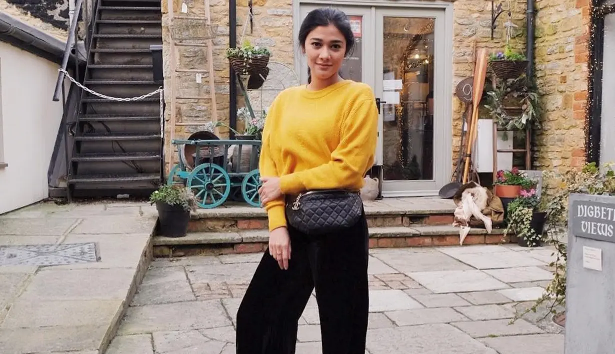 Naysilla sendiri memang cukup dikenal dengan penampilan sederhananya. Menggunakan kaus sweater berwarna kuning yang dipadukan dengan celana serta tas berwarna hitam ini juga bisa dijadikan inspirasi. (Liputan6.com/IG/@naymirdad)