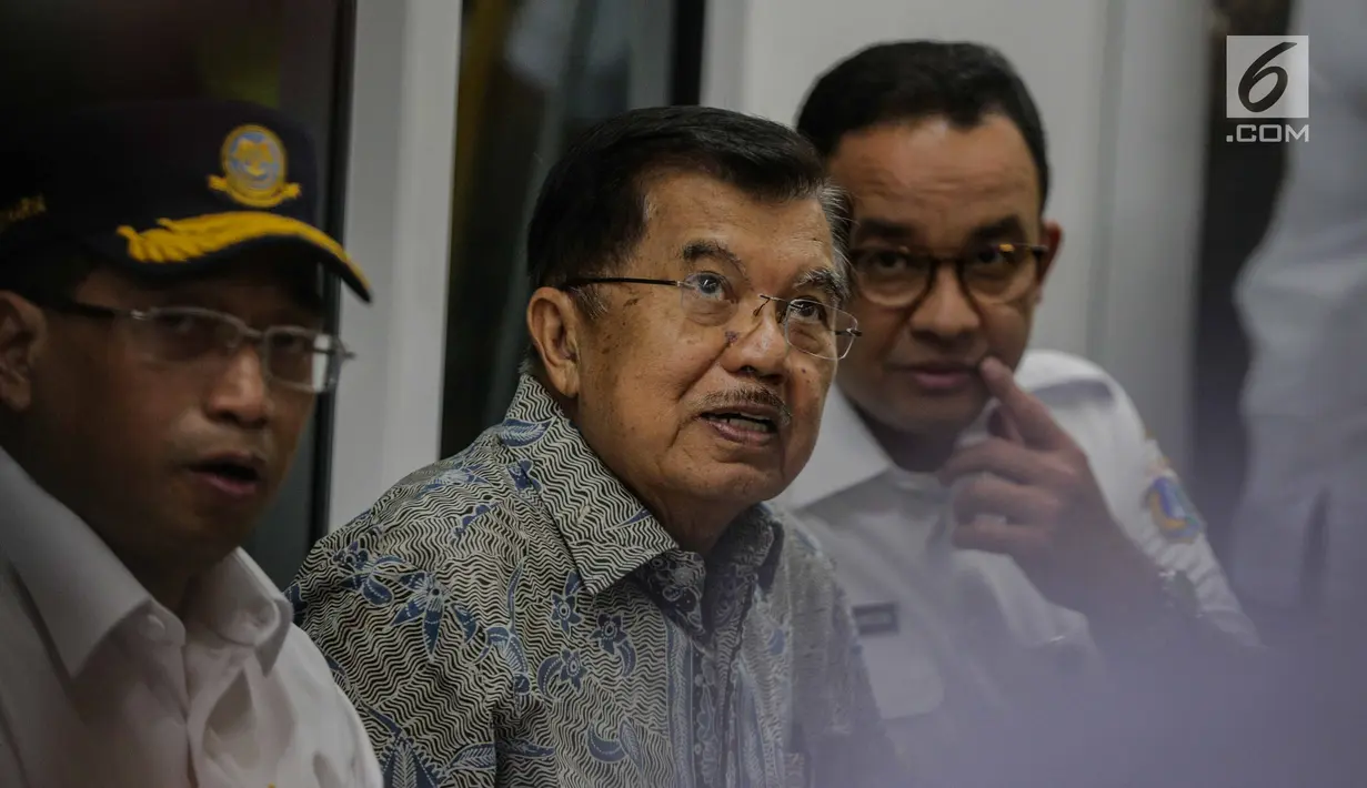 Wakil Presiden Jusuf Kalla didampingi Menteri Perhubungan Budi Karya Sumadi dan Gubernur DKI Anies Baswedan menjajal MRT dari Stasiun Bundaran HI, Jakarta, Rabu (20/2). Kalla menaiki MRT dari Bundaran HI menuju Lebak Bulus. (Liputan6.com/Faizal Fanani)