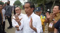 Warganet Geram Lihat Gubernur Lampung Tepuk Tangan dan Senyum Semringah Saat Jokowi Ambil Alih Perbaikan Jalan Rusak. (Doc: YouTube |&nbsp;Sekretariat Presiden)