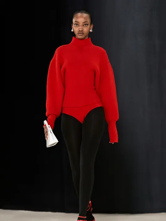 <p>Hiasan sepatu yang awalnya diproduksi tahun 1956 dalam emas 18 karat, dihidupkan kembali melalui detail-detail utama. Bentuk sudut ditransformasikan dengan tumit tendangan dari stiletto, tali bengkoknya muncul sebagai tali pegangan atas. Foto: Document/Ferragamo.</p>