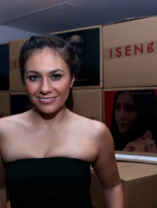 "Menurut aku juga menarik sih adanya fenomena ini, kaya anak aku mau lihat, karna itu kan suatu pengetahuan juga. Dari sesuatu yang ada dibuku atau film, sekarang bisa ngeliat langsung, itu beda loh rasanya," ucap Wulan. (Andy Masela/Bintang.com)