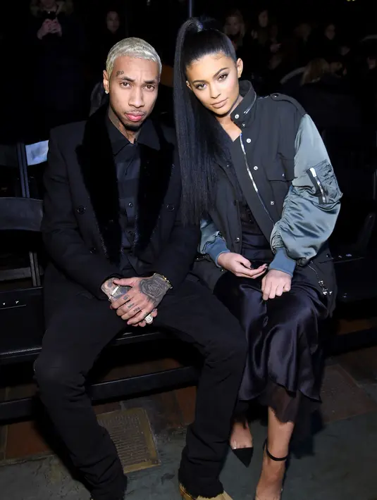 Sebagai orangtua, Kris Jenner dan Caitlyn Jenner tak ingin putrinya, Kylie Jenner, terus terjebak soal pemerasan keuangan yang dilakukan oleh Tyga. Tak heran jika pasangan yang sudah bercerai lama ini inginkan anaknya putus. (AFP/Bintang.com)