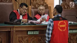 Aktor Tio Pakusadewo berbincang dengan Hakim Ketua saat sidang lanjutan di PN Jakarta Selatan, Kamis (28/6). Dalam pledoinya, Tio mengaku kepada majelis hakim bahwa dirinya adalah pecandu selama 10 Tahun belakangan ini. (Liputan6.com/Faizal Fanani)