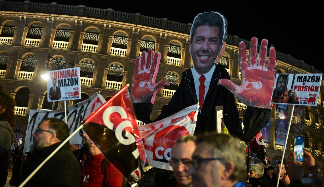 Aksi unjuk rasa tersebut diiikuti ribuan massa dan mendesak pengunduran diri Carlos Mazon. (JOSE JORDAN/AFP)