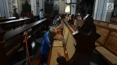 Samin (72) merajut anyaman kursi rotan ibadah umat Kristen di Gereja Katedral, Jakarta, Rabu (27/3) Bilau kerap melakukan perawatan kursi-kursi Katedral yang terbuat dari kayu Jati dengan anyaman rotan. Sudah 8 tahun untuk memberikan kenyamanan untuk bisa beribadah dengan baik. (merdeka.com/Imam Buh