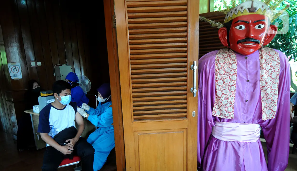 Paramedis menyuntikkan vaksin AstraZeneca kepada warga di Setu Babakan, Jagakarsa, Jakarta Selatan, Senin (14/06/2021). Hari ini lebih dari 400 warga seputar Setu Babakan divaksin oleh Dinkes Jakarta Selatan dalam rangka  rangka percepatan vaksinasi Covid-19. (merdeka.com/Arie Basuki)