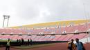 Suasana tampak dalam dari Stadion Rajamangala, Bangkok, Jumat (16/11). Stadion dengan kapasitas 49.722 kursi itu akan menggelar laga Piala AFF 2018 antara Thailand melawan Timnas Indonesia. (Bola.com/M. Iqbal Ichsan)