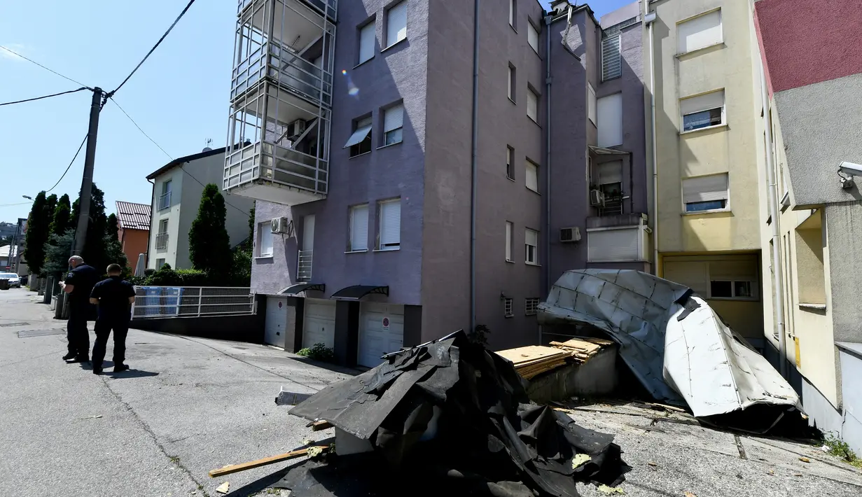 Atap seng yang runtuh di Zagreb, sehari setelah badai kuat di ibu kota Kroasia  pada 20 Juli 2023. (AFP/Denis Lovric)