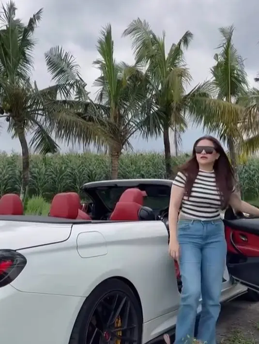 Nathalie Holscher dengan celana jeans [Instagram/nathalieholscher]