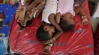 Sejumlah anak etnis Rohingya tidur di tempat penampungan, Kuala Langsa, Aceh (25/5/2015). Pemerinta RI mengalokasikan bantuan sebesar Rp 2,3 Miliar untuk pengungsi Rohingya yang berada di Aceh. (Reuters/Nyimas Laula)