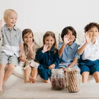 Melihat tren busana Lebaran 2026 untuk anak yang nyaman dan elegan (Fluffy Baby)