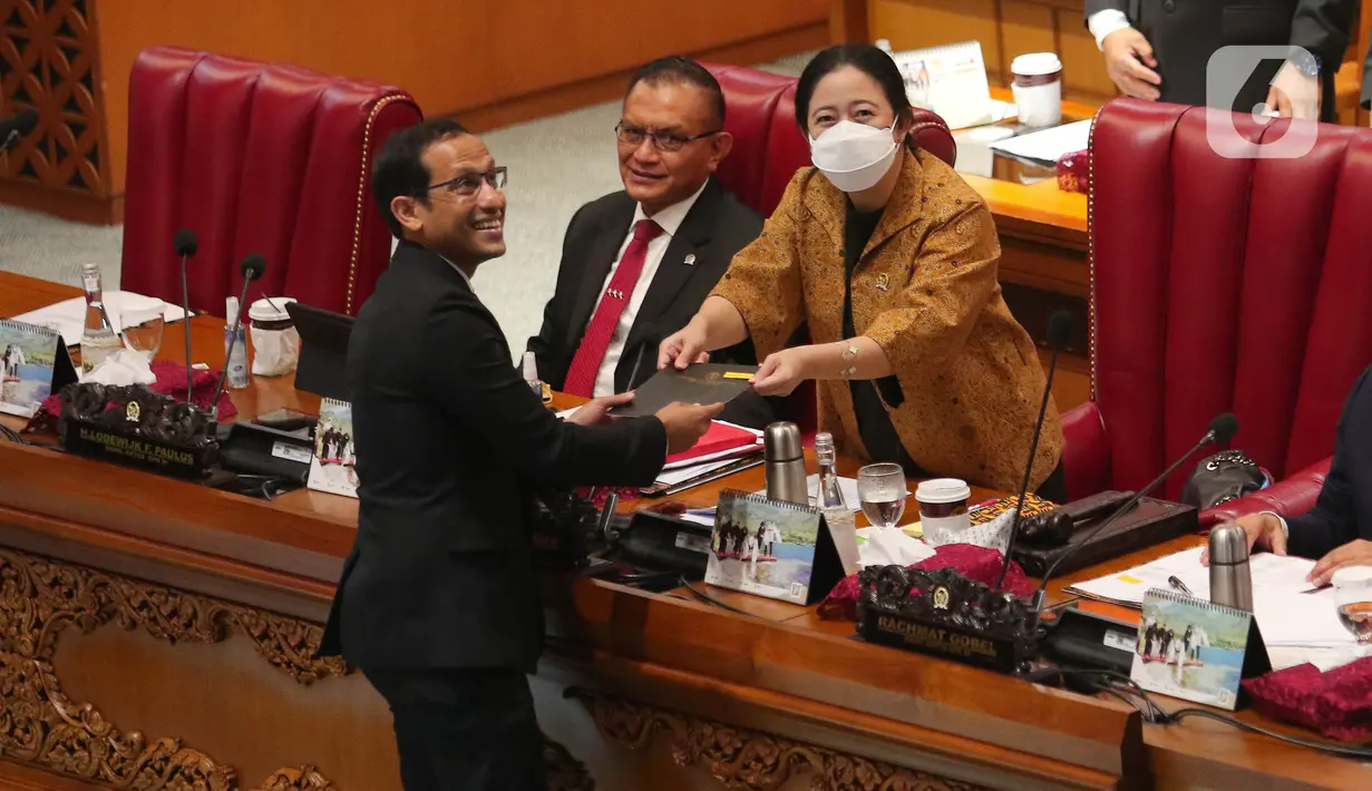 Ketua DPR Puan Maharani (kedua kiri) menerima laporan pemerintah terkait RUU tentang pendidikan dan layanan psikologi dari Menteri Pendidikan dan Kebudayaan Nadiem Makarim (kanan) pada rapat paripurna ke-28 masa persidangan V tahun 2021-2022 di Kompleks Parlemen, Senayan, Jakarta, Kamis (7/7/2022). Rapat Paripurna tersebut sekaligus menjadi rapat penutup masa persidangan V tahun sidang 2021-2022. (Liputan6.com/Angga Yuniar)