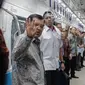 Wakil Presiden Jusuf Kalla menaiki MRT (Mass Rapid Transit) dari Stasiun Bundaran HI Jakarta, Rabu (20/2). Kalla ditemani Menhub Budi Karya Sumadi, dan Gubernur DKI Anies Baswedan saat menjajal MR rute Bundaran HI-Lebak Bulus. (Liputan6.com/Faizal Fanani)