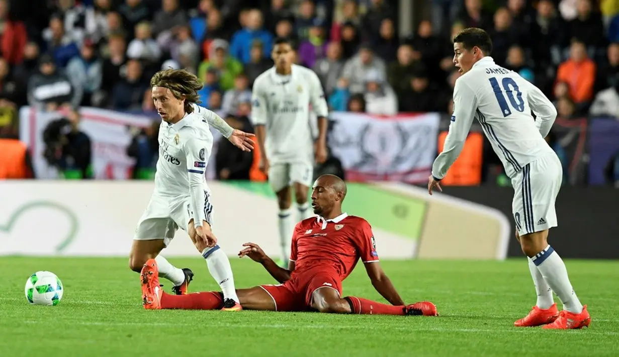 Pemain Real Madrid, Luka Modric, berusaha melewati pemain Sevilla, Mariano Ferreira, pada laga Piala Super Eropa 2016 di Stadion Lerkendal, Rabu (10/8/2016) dini hari WIB. (AFP/Jonathan Nackstrand)