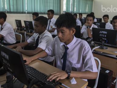Para pemain Timnas Indonesia U-16 usai mengerjakan Ujian Nasional tingkat SMP di SMA 39 Cijantung, Jakarta, Rabu (3/5/2017). (Bola.com/Vitalis Yogi Trisna)