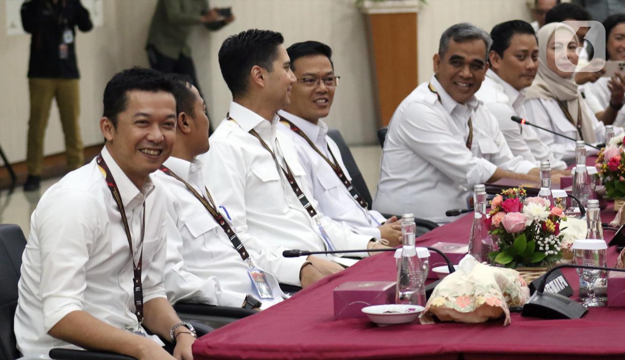 Mantan Juara Dunia Bulu Tangkis, Taufik Hidayat tersenyum saat ikut menghadiri penyerahan berkas nama Bakal Calon Legislatif (Bacaleg) dari Partai Gerindra kepada Ketua Komisi Pemilihan Umum (KPU) Republik Indonesia, Hasyim Asy'ari di Gedung KPU RI, Jakarta, Sabtu (13/5/2023). (Liputan6.com/Helmi Fithriansyah)