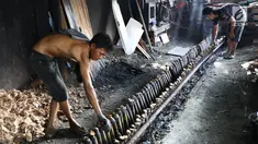 Pekerja menyelesaikan pembuatan makanan lemang di kawasan Senen, Jakarta, Selasa (30/5). Lemang adalah makanan khas tradisional yang populer di tanah Melayu. (Liputan6.com/Immanuel Antonius)