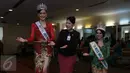 Miss Internasional 2015, Edymar Martinez (kanan) dan Putri Indonesia 2016, Kezia Roslin mencoba gaya salam pramugari garuda Indonesia, Jakarta, (22/2).Mereka juga melakukan serangkaian kunjungan ke beberpa daerah. (Liputan6.com/Herman Zakharia)