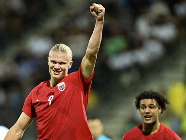 Pemain Norwegia, Erling Haaland melakukan selebrasi setelah mencetak gol kedua timnya ke gawang Sipurs pada laga Grup A Kualifikasi Euro 2024 di AEK Arena, Sipurs, Jumat (13/10/2023) dini hari WIB. Haaland berhasil mencetak dua gol pada laga tersebut. (AFP/Jewel Samad)
