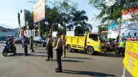 Beberapa petugas gabungan satgas Covid-19 tengah melakukan simulasi penyekatan dalam sosialisasi PPKM Darurat di Garut, Jawa Barat. (Liputan6.com/Jayadi Supriadin)