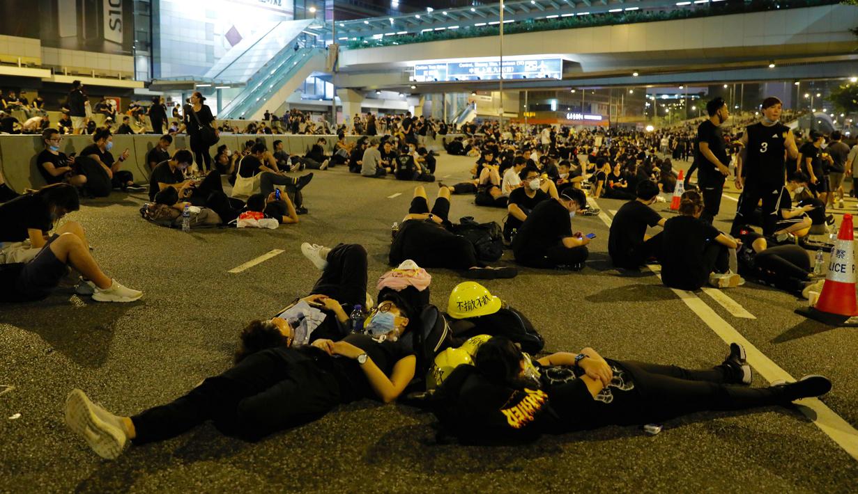 Foto Lelah Berunjuk Rasa Penolak Ruu Ekstradisi Hong Kong Tidur Di Jalanan Global Liputan6 Com