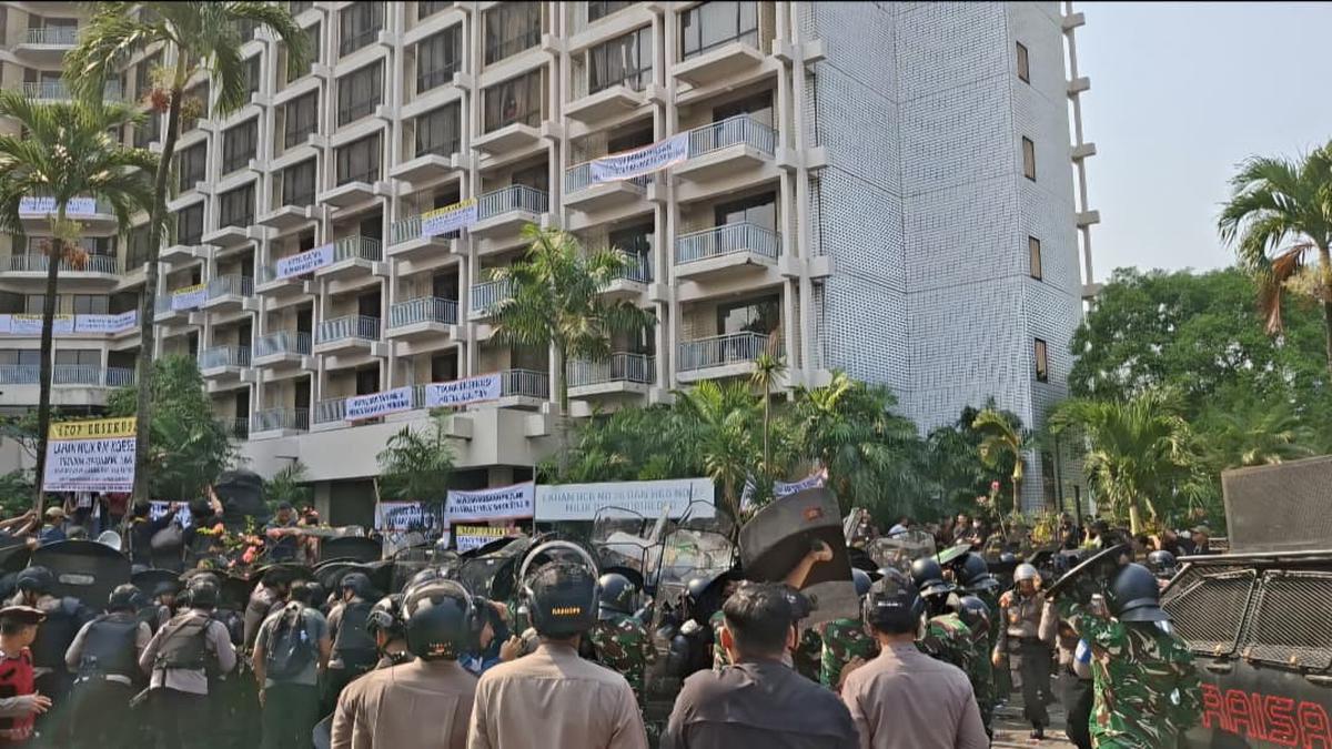 Top 3 News: Eksekusi Hotel Sultan Ricuh, Tangan Kivlan Zen Terluka