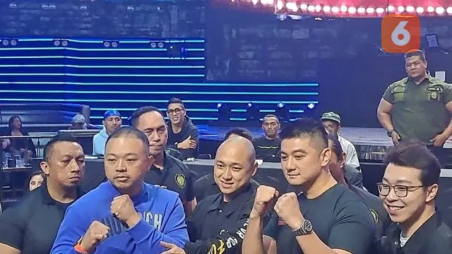 Arnold Poernomo (kanan) dengan food vlogger Codeblu (baju biru)