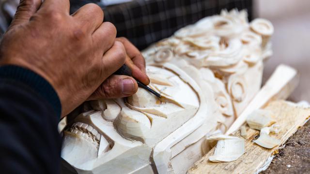 FOTO: Melihat Proses Pembuatan Topeng Kayu Dixi yang Rumit dan Detail