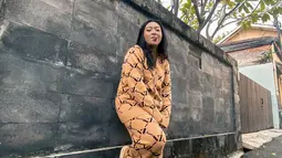 Tak kalah kece dibanding sang kakak, Nadya Holscher juga tampil kece di beberapa momen. Nadya tampil kece dengan outfit simpel tapi menawan. Tak heran, potret Nadya Holscher ini panen pujian. (Liputan6.com/IG/nadyaholscher)