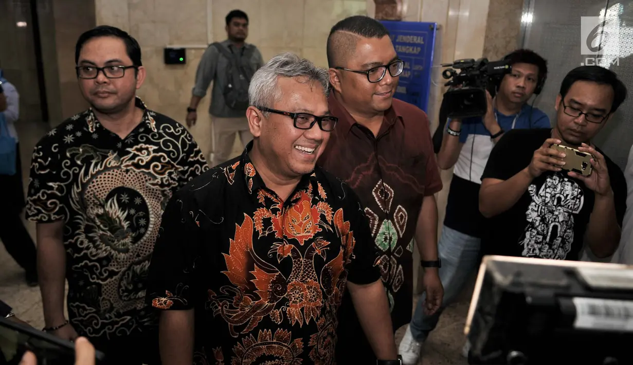 Ketua KPU Arief Budiman didampingi Komisioner KPU dan anggota Bawaslu usai melaporkan kasus hoaks surat suara tercoblos di Gedung Bareskrim Polri, Gambir, Jakarta, Kamis (3/1). (Merdeka.com/Iqbal S. Nugroho)