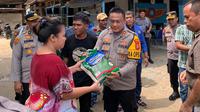 Kapolres Rokan Hilir menyerahkan bantuan kepada serikat buruh dan pekerja. (Liputan6.com/M Syukur)