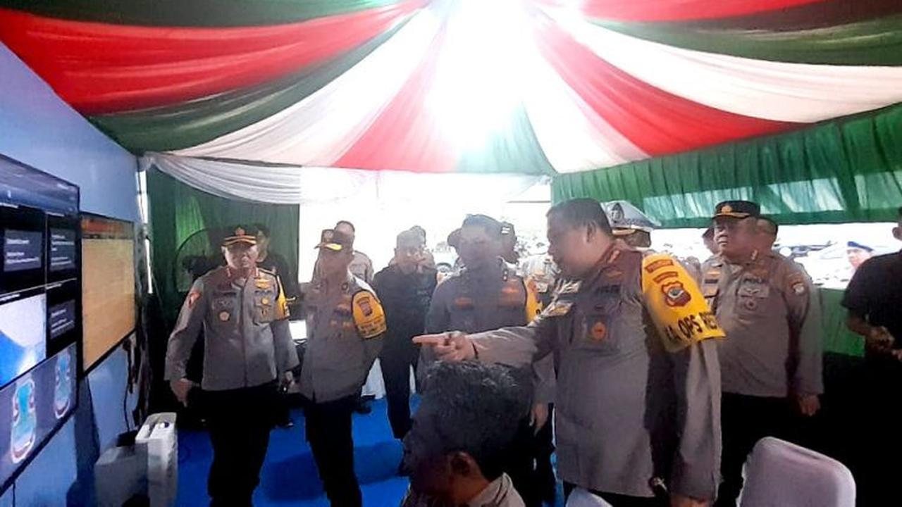 Kapolda Sulut saat memantau Pos Terpadu di Kawasan Megamas Manado pada Minggu (22/12/2024).