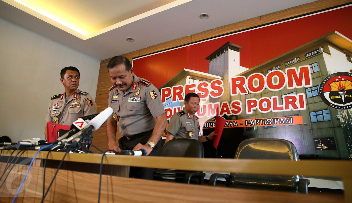 Kapolri Badroidin Haiti (tengah) usai  memberikan keterangan pers di Gedung Divhumas Mabes Polri, Jakarta, Sabtu (16/1/2016). Kapolri memberikan keterangan terkait Teroris Bom Jakarta beberapa hari lalu. (Liputan6.com/Faizal Fanani)