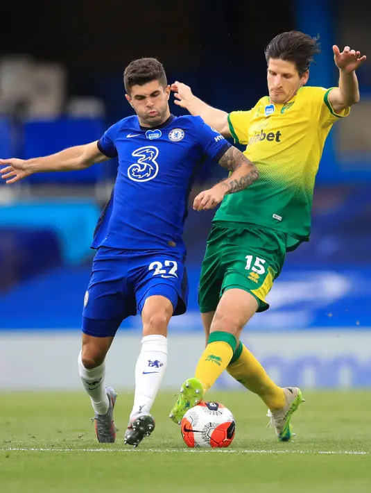 Gelandang Chelsea, Christian Pulisic berebut bola dengan pemain Norwich City, Timm Klose pada pertandingan lanjutan Liga Inggris di Stamford Bridge, London, Inggris (14/7/2020). Chelsea menang tipis 1-0 atas Norwich. (AP Photo/Adam Davy,Pool)