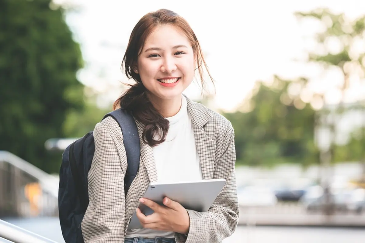 tertawa santai cantik belajar kuliah