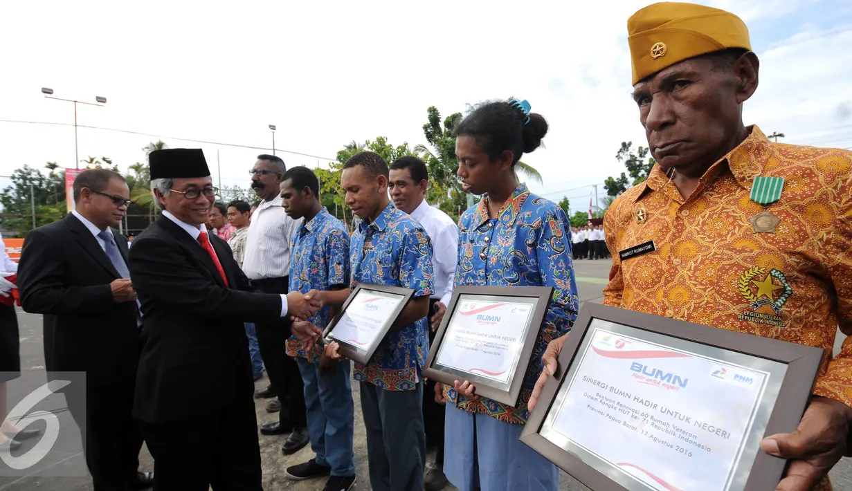 Dirut PT Pertamina Dwi Soetjipto (tengah) menyerahkan bantuan CSR BUMN usai upacara peringatan kemerdekaan Indonesia ke-71 di Terminal BMM, Manokwari, Papua Barat, Rabu (17/8). Upacara diikuti ratusan karyawan BUMN. (Liputan6.com/Helmi Fithriansyah)