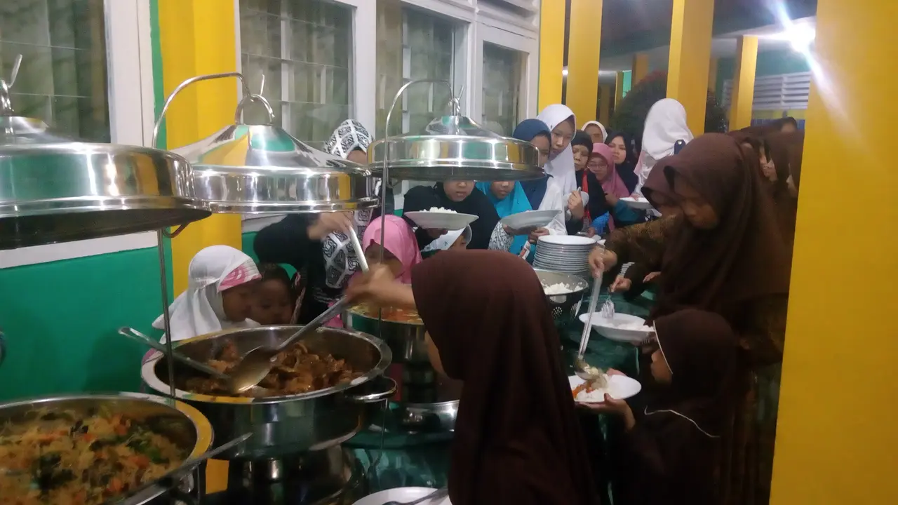 Ratusan yatim piatu buka bersama di SMKN 1 Garut
