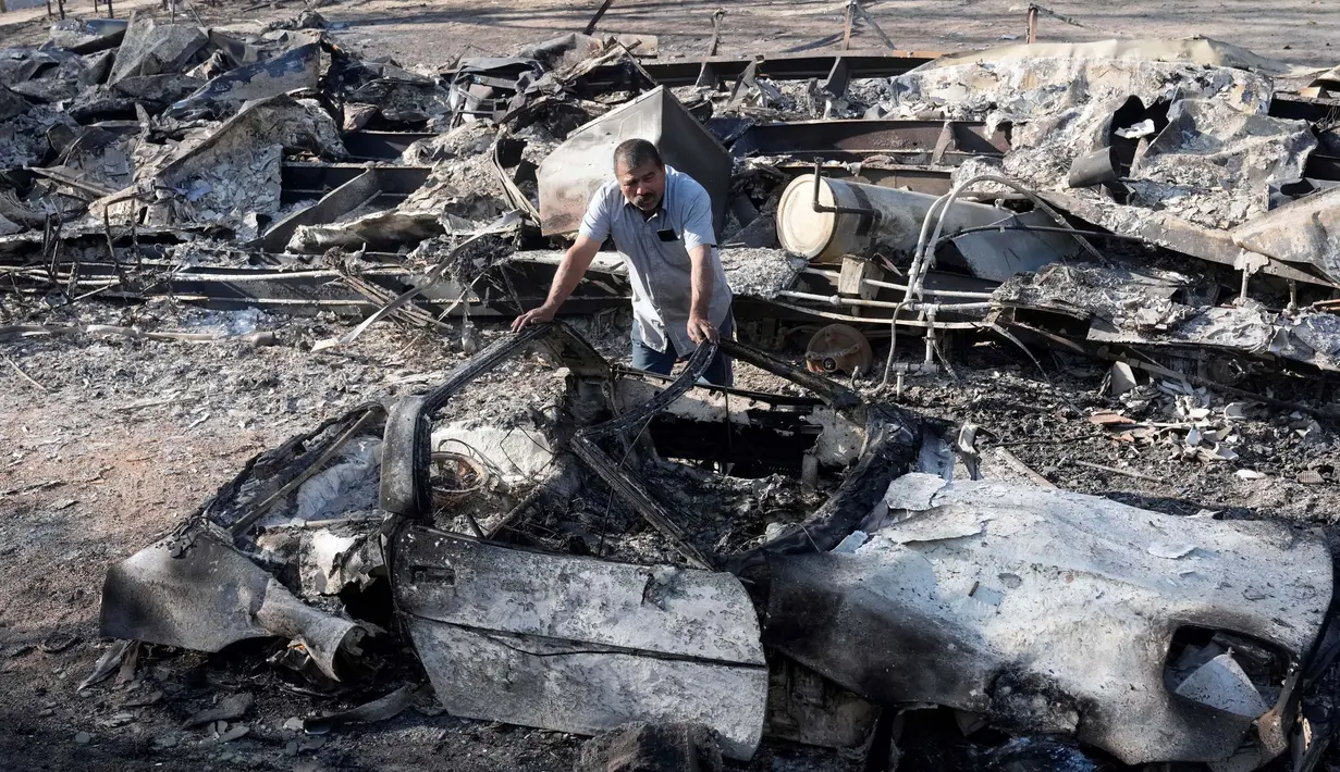 Luis Quinonez mengamati kerusakan pada propertinya usai kebakaran Dataran Tinggi di Aguanga, California, Selasa 31 Oktober 2023. (AP Photo/Marcio Jose Sanchez)