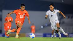 Pemain Timnas Indonesia U-22, Rabi Darwis (kanan) berebut bola dengan pemain India, Thingujam Korou Singh dalam laga uji coba di Stadion Madya, Senayan, Jakarta, Minggu (13/10/2025). (Bola.com/Bagaskara Lazuardi)