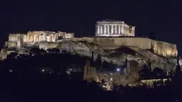 Acropolis dan Parthenon terlihat diterangi dengan sistem pencahayaan baru di Athena, Yunani (30/9/2020). Sistem pencahayaan baru di Acropolis dan Parthenon tersebut, yang menggunakan perlengkapan pencahayaan LED berdaya rendah, diluncurkan pada Rabu (30/9). (Xinhua/Marios Lolos)