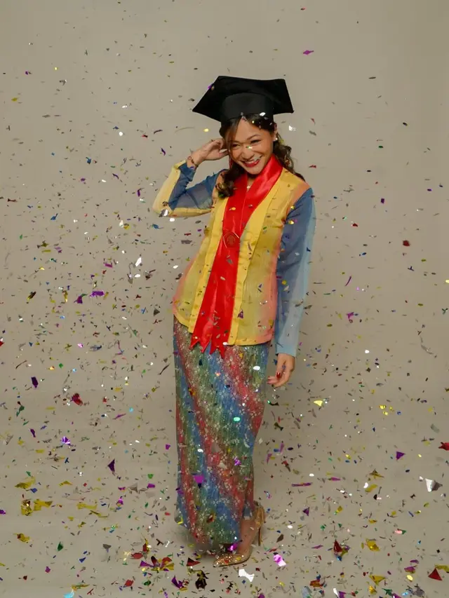 8 OOTD Cantik Amel Carla dengan Tubuh Ramping Kenakan Kebaya untuk Wisuda hingga Belanja