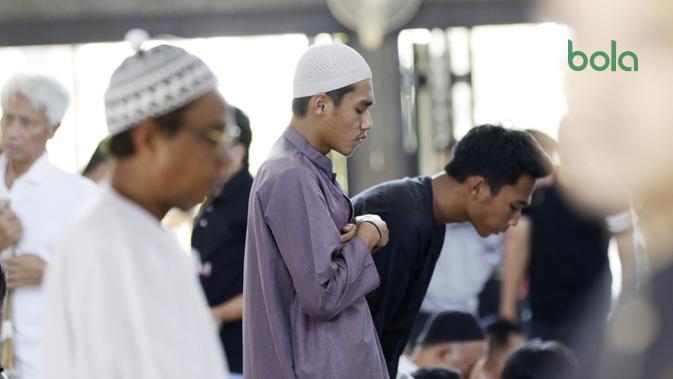 Pemain Timnas Indonesia salat Jumat di di Masjid Islamic Center Valdesam, Bangkok, Jumat (16/11/2018). (Bola.com/Muhammad Iqbal Ichsan)